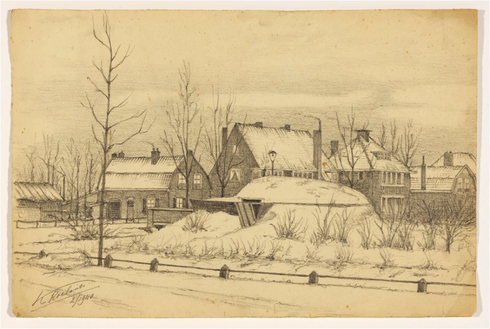 HUA-206608-Gezicht vanaf de Mr Sickeszlaan te Maartensdijk op een met sneeuw bedekte mitrailleurkazemat van hout en aarde met op de achtergrond enkele huizen aan