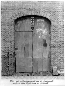 HUA-30457-Afbeelding van de poort van een huis aan de Oudegracht B 13 met het beeldje van de zakkendragerNB Dit huis heeft sinds 1917 het adres Oudegracht 237