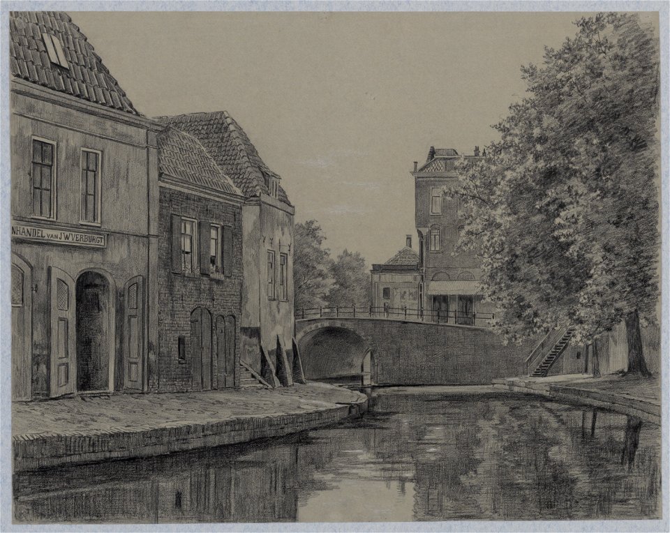 HUA-28268-Gezicht op de Oudegracht te Utrecht met de Bijlhouwerbrug uit het noorden met de voorgevels van drie huizen aan de werf aan de oostzijde van de gracht
