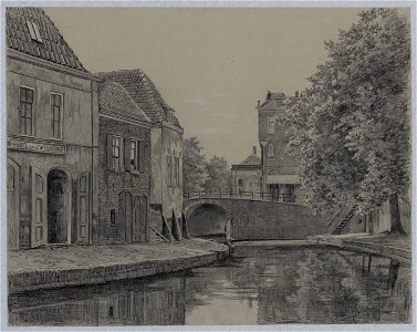 HUA-28268-Gezicht op de Oudegracht te Utrecht met de Bijlhouwerbrug uit het noorden met de voorgevels van drie huizen aan de werf aan de oostzijde van de gracht