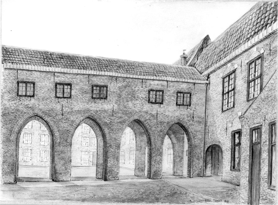 HUA-31717-Gezicht op de grote binnenplaats van het Stadsarmenhuis Tuchthuissteeg 12 te Utrecht in het voormalige Tuchthuis met de bovengang op bogen na de resta