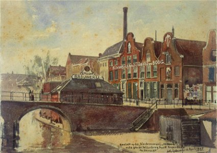 HUA-31474-Gezicht op de Oudegracht met de Vollersbrug te Utrecht met rechts de gebouwen van de bierbrouwerij De Boog Oudegracht 367 371 op de hoek van de Lange 