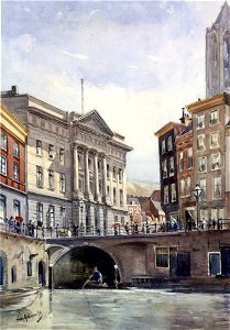 HUA-26198-Gezicht op de Oudegracht te Utrecht bij de Stadhuisbrug met de voorgevel van het stadhuis en enkele huizen aan de zuidzijde van de Oudegracht