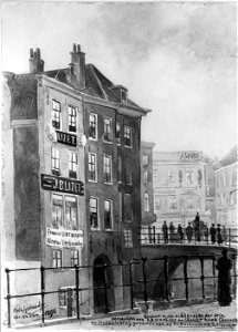 HUA-30682-Gezicht op de Stadhuisbrug te Utrecht vanaf de Vismarkt met links de achterzijde van de huizen Choorstraat 2 6 en op de achtergrond een gedeelte van d