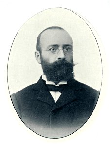 HUA-32104-Portret van BJ Kouwer geboren 1861 hoogleraar in de geneeskunde aan de Utrechtse universiteit 1899 1926 overleden 1933 Borstbeeld van voren in ovaal