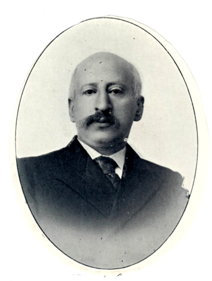 HUA-32131-Portret van D Simons geboren 1860 hoogleraar in de rechtsgeleerdheid aan de Utrechtse hogeschool 1897 1927 overleden 1930 Borstbeeld van voren in ovaa