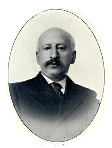 HUA-32131-Portret van D Simons geboren 1860 hoogleraar in de rechtsgeleerdheid aan de Utrechtse hogeschool 1897 1927 overleden 1930 Borstbeeld van voren in ovaa