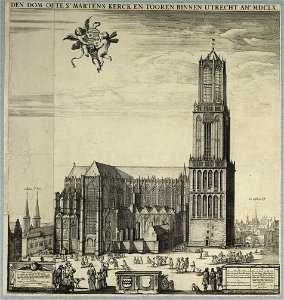 HUA-28656-Gezicht op de Domkerk en het Domkerkhof te Utrecht uit het noordwesten met links het hoekhuis van de Voetiusstraat de huizen aan Achter de Dom en de t
