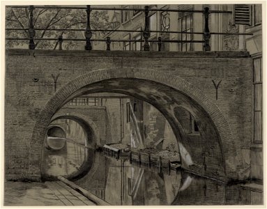 HUA-30962-Gezicht onder enkele bruggetjes over het zuidelijke gedeelte van de Kromme Nieuwegracht te Utrecht op de werf ter hoogte van nr 47