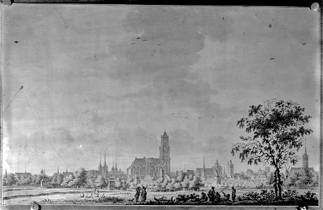 HUA-36182-Profiel van de stad Utrecht uit het noordoosten gezien met onder andere de torens van de Pieterskerk de Paulusabdij de Domkerk de Buurkerk de Plompeto