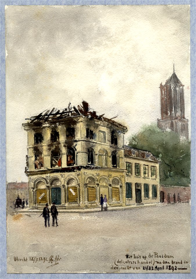 HUA-31695-Gezicht vanaf de Pausdam te Utrecht op de voor en zijgevel van het uitgebrande hoekpand Pausdam 5 aan Achter de Dom rechts met links de TransNB Het ad
