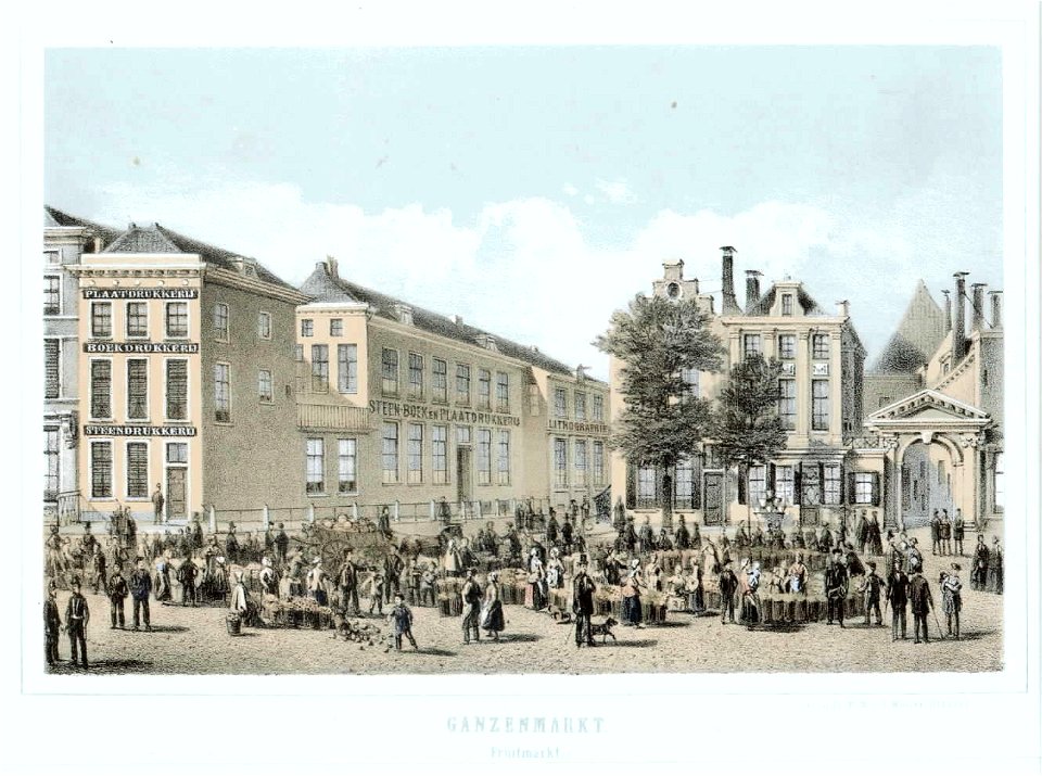 HUA-35343-Gezicht op de Ganzenmarkt te Utrecht tijdens een marktdag met links de drukkerij van PW van de Weijer aan de Telingstraat en rechts de toegangspoort t