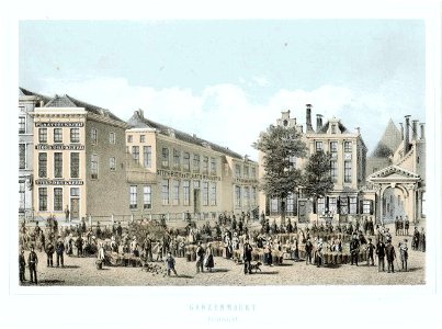 HUA-35343-Gezicht op de Ganzenmarkt te Utrecht tijdens een marktdag met links de drukkerij van PW van de Weijer aan de Telingstraat en rechts de toegangspoort t