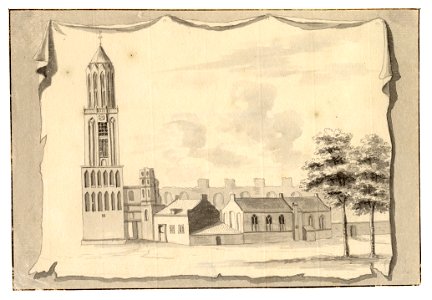 HUA-35050-Gezicht op het Munsterkerkhof Domplein te Utrecht met de Domtoren en de ruïne van het schip van de kerk en daarvoor de Heilige Kruiskapel rechts uit h