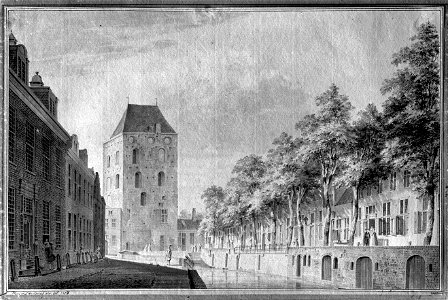 HUA-35968-Gezicht op de Plompetorengracht te Utrecht met de voorgevels van de huizen aan de westzijde en aan de oostzijde van de gracht en op de achtergrond de 