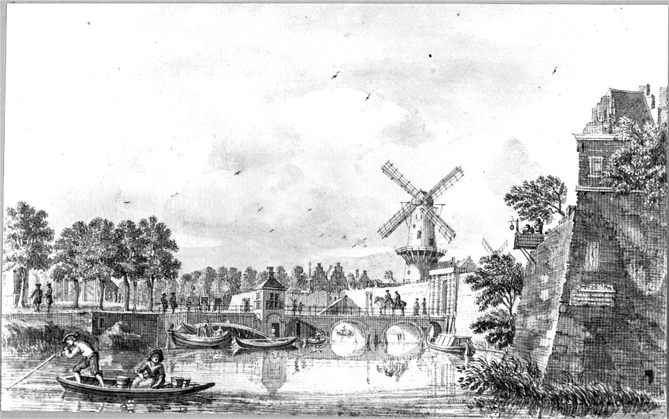 HUA-36383-Gezicht over de stadsbuitengracht op de stadswal te Utrecht met de Tolsteegbrug en poort en daarachter de Bijlhouwerstoren links een gedeelte van de s