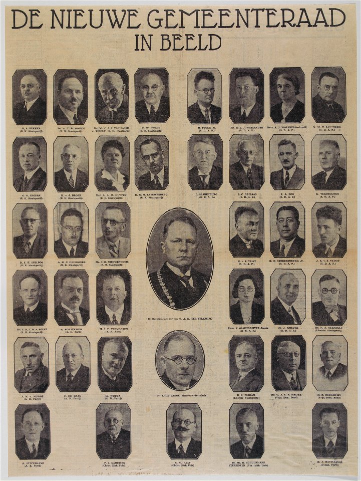 HUA-31885-Portretten van de burgemeester mrdr GAW ter Pelkwijk de gemeentesecretaris dr J de Lange en de 39 nieuwgekozen raadsleden in 1939