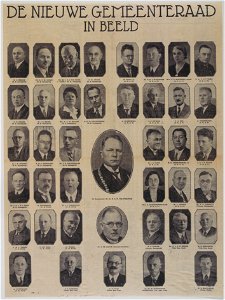 HUA-31885-Portretten van de burgemeester mrdr GAW ter Pelkwijk de gemeentesecretaris dr J de Lange en de 39 nieuwgekozen raadsleden in 1939