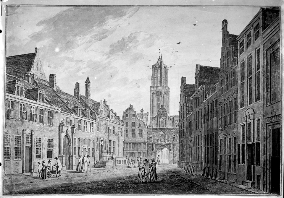 HUA-35572-Gezicht in de Lange Nieuwstraat te Utrecht met de poort van de St Paulusabdij de Pauluspoort en daarachter de Domtoren uit het zuiden