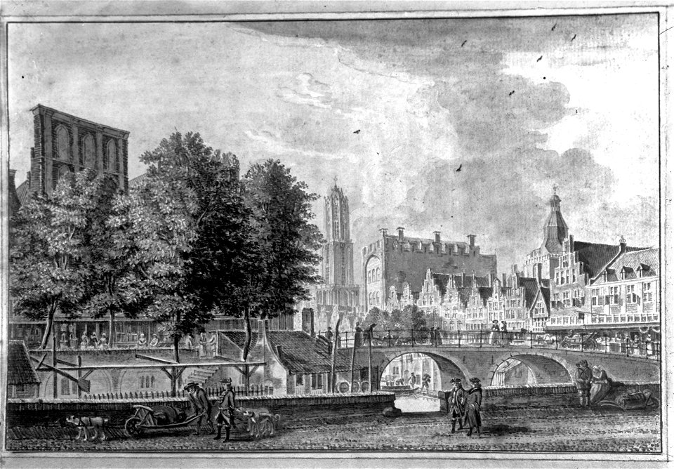 HUA-35746-Gezicht op de Oudegracht te Utrecht tussen de Jansbrug en de Stadhuisbrug vanaf de westzijde van de gracht uit het noordwesten met de Bakkerbrug en li