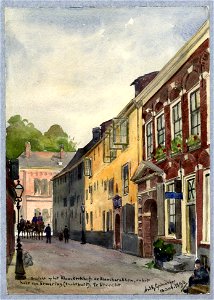 HUA-31715-Gezicht uit het noorden in de Nicolaasdwarsstraat te Utrecht met rechts de rode gevel en de poort van het voormalige werkhuis van Van der Poll daarnaa