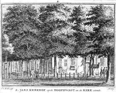 HUA-35408-Gezicht op de noordwesthoek van het Janskerkhof te Utrecht met op de achtergrond een gedeelte van de Janskerk en in het midden de Hoofdwacht