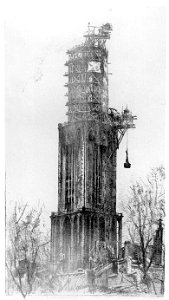 HUA-31093-Gezicht op de Domtoren te Utrecht uit het zuidwesten tijdens de restauratie van de lantaarn
