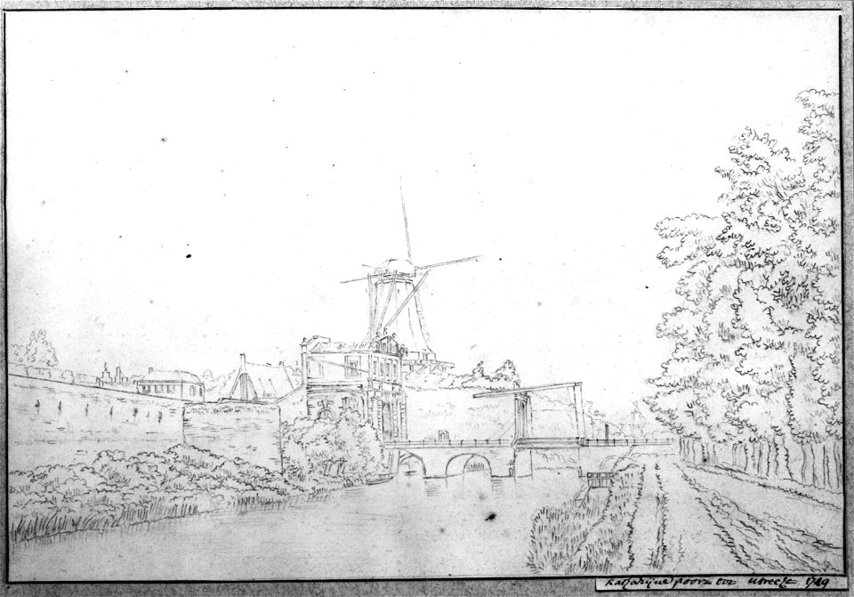 HUA-36468-Gezicht vanaf de singel over de stadsbuitengracht te Utrecht uit het noordwesten met de wal en daarachter links de molen De Meiboom en de Domtoren en 