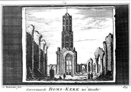 HUA-36944-Gezicht op het geruïneerde schip van de Domkerk te Utrecht uit het oosten met op de achtergrond de Westgevel en daarachter de Domtoren