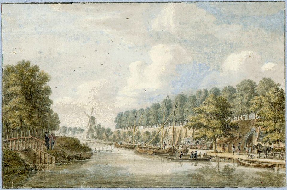HUA-36305-Gezicht over de stadsbuitengracht op de stadswal te Utrecht met rechts het Mariawaterpoortje een doorgang in de muur links de singel met een gedeelte 