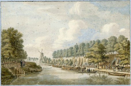HUA-36305-Gezicht over de stadsbuitengracht op de stadswal te Utrecht met rechts het Mariawaterpoortje een doorgang in de muur links de singel met een gedeelte 