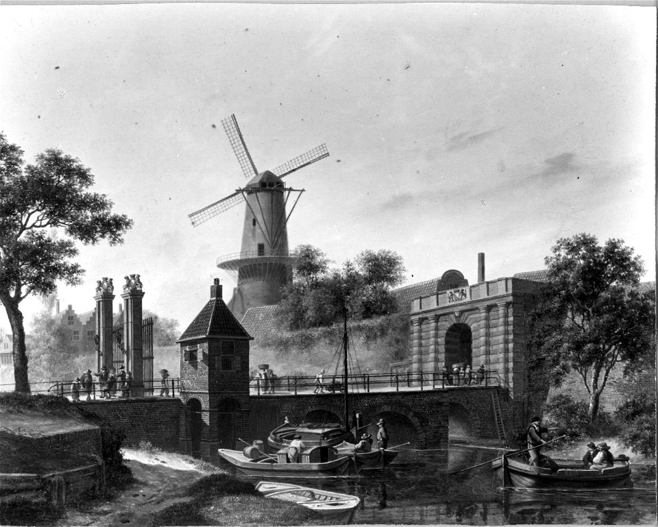 HUA-36528-Gezicht over de stadsbuitengracht op de stadswal te Utrecht met de Tolsteegpoort en brug en op de achtergrond de molen op de Bijlhouwerstoren