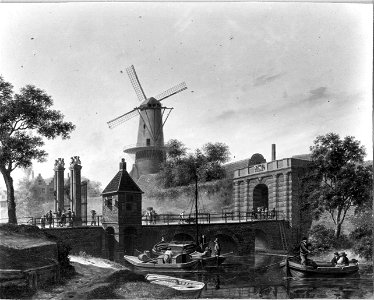 HUA-36528-Gezicht over de stadsbuitengracht op de stadswal te Utrecht met de Tolsteegpoort en brug en op de achtergrond de molen op de Bijlhouwerstoren