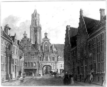 HUA-35570-Gezicht in de Lange Nieuwstraat te Utrecht met de poort van de St Paulusabdij de Pauluspoort en daarachter de Domtoren uit het zuiden