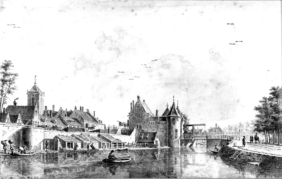 HUA-36754-Gezicht over de stadsbuitengracht te Utrecht op de stadswal met de Weerdpoort en brug uit het noordoosten links de verlaagde waltoren de Bok en achter