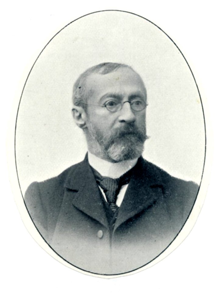 HUA-32106-Portret van Th Dentz geboren 1840 hoogleraar in de geneeskunde aan de Utrechtse universiteit 1877 1908 overleden 1933 Borstbeeld van voren in ovaal
