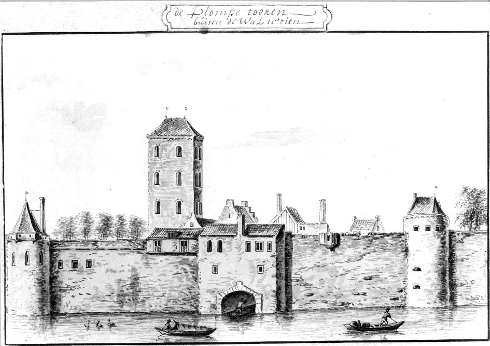 HUA-36705-Gezicht over de stadsbuitengracht op de stadswal van Utrecht uit het noorden met de waltorens de Vos links en de Beer en daartussen de Plompetoren ach