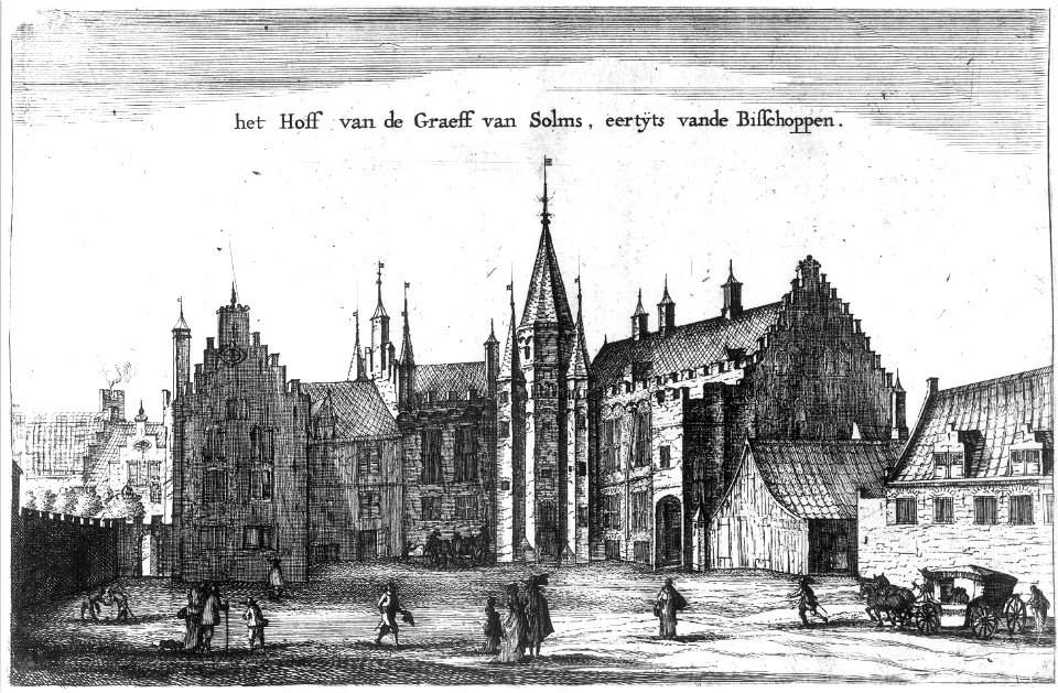HUA-37772-Gezicht op het Bisschopshof te Utrecht vanaf de binnenplaats met linksachter de daken van de huizen aan het Wed