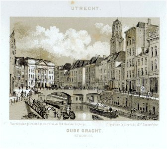 HUA-35813-Gezicht op de Oudegracht te Utrecht vanaf de Bakkerbrug uit het noordwesten met de Bezembrug en de voorgevels van de huizen aan de westzijde van de gr
