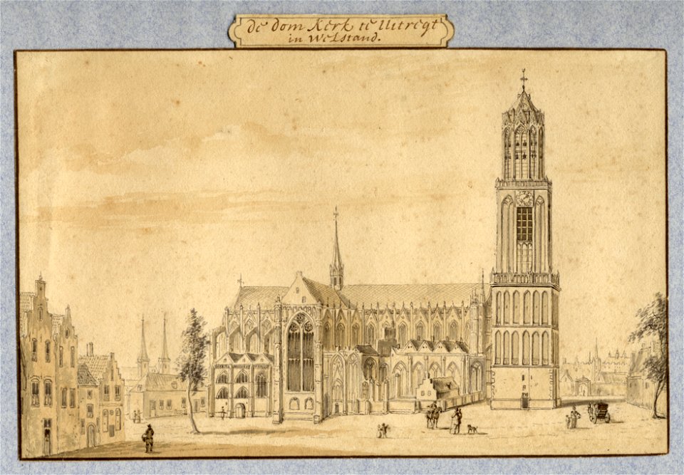 HUA-37128-Gezicht op de Domkerk op het Domkerkhof te Utrecht uit het noorden met links Achter de Dom en de torens van de Pieterskerk en rechts de BisschopshofNB