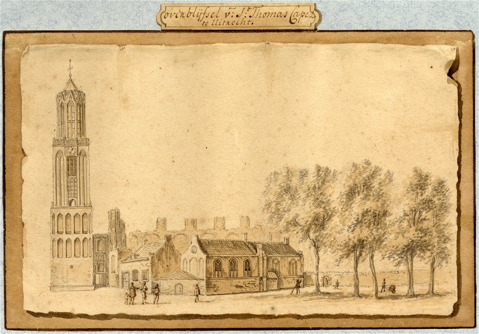 HUA-37541-Gezicht op de Heilige Kruiskapel op het Munsterkerkhof te Utrecht uit het zuiden met daarachter de ruïne van het schip van de Domkerk en links de Domt
