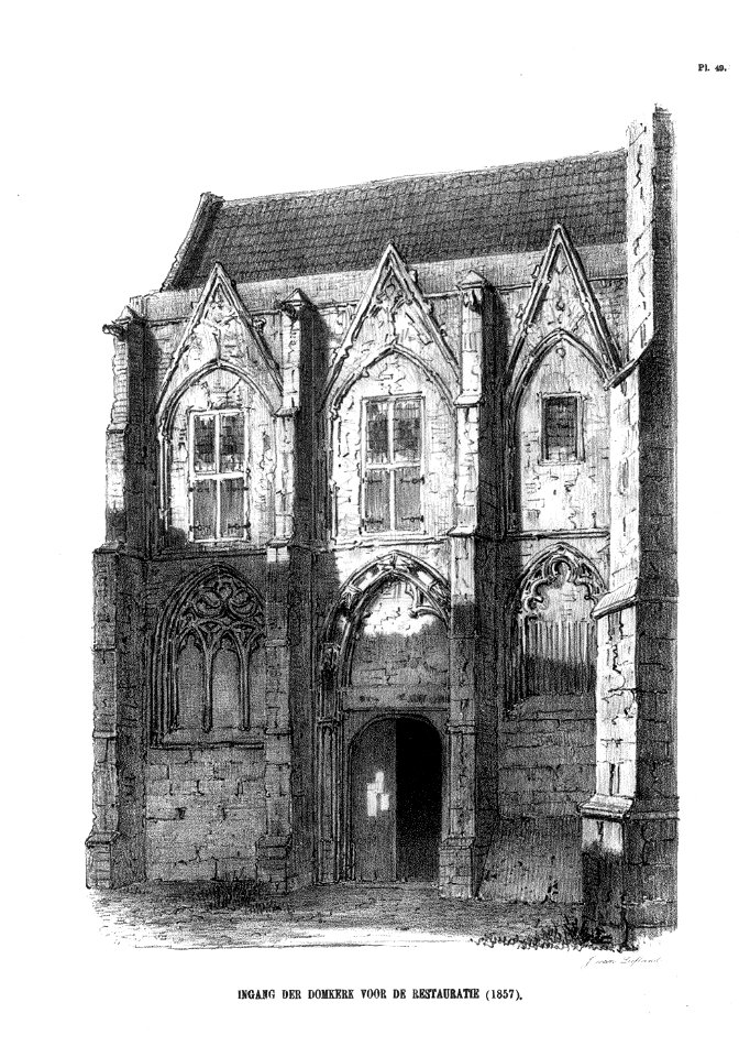 HUA-36976-Gezicht op de oostelijke ingang van de kruisgang van de Domkerk te Utrecht met de archiefkamer daarboven uit het oosten