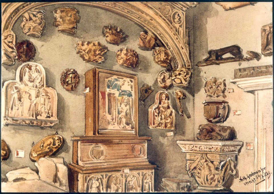 HUA-38729-Interieur van het stadhuis Stadhuisbrug te Utrecht het Stedelijk Museum van Oudheden op de tweede verdieping een hoek van een van de zalen met middele