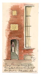 HUA-39378-Gezicht op de ingang van de conciërgewoning van het Huis van de Duitse Orde aan de Hofpoort Nieuwegracht 7 9 te Utrecht met boven de poortopening twee