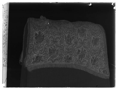 Hästtäcke ur en serie av sex (6042-6047) tillhörande drottning Kristinas kröningskaross med trofémotiv - Livrustkammaren - 36711-negative