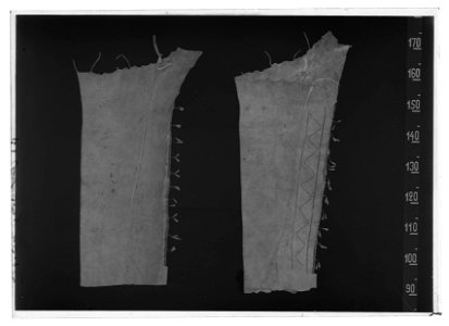 Höger damask legging till indiandräkt för man från möjligen Delawareområdet - Livrustkammaren - 35530-negative
