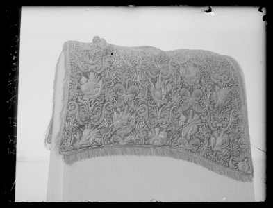 Hästtäcke ur en serie av sex (6042-6047) tillhörande drottning Kristinas kröningskaross med trofémotiv - Livrustkammaren - 36711