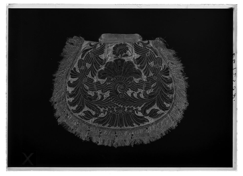 Hölsterkappa broderi i guld *** - Livrustkammaren - 69192-negative