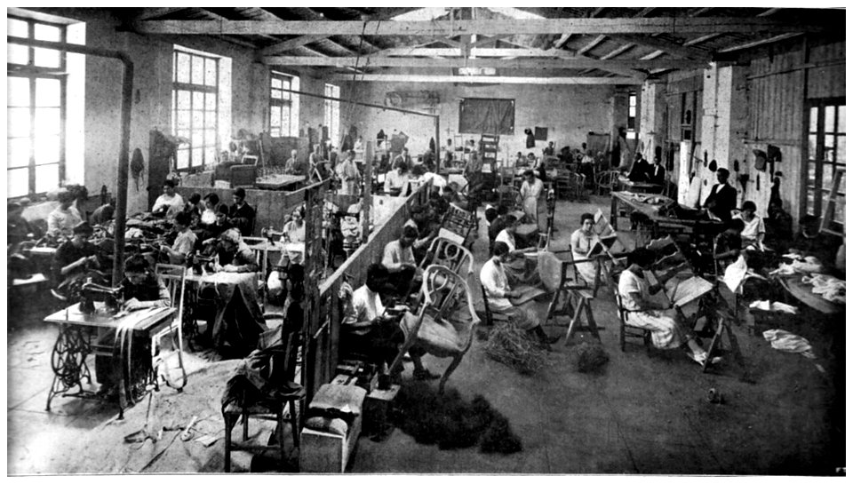 Il reparto tappezzeria della Fabbrica di mobili Ducrot, Palermo 1927 ...