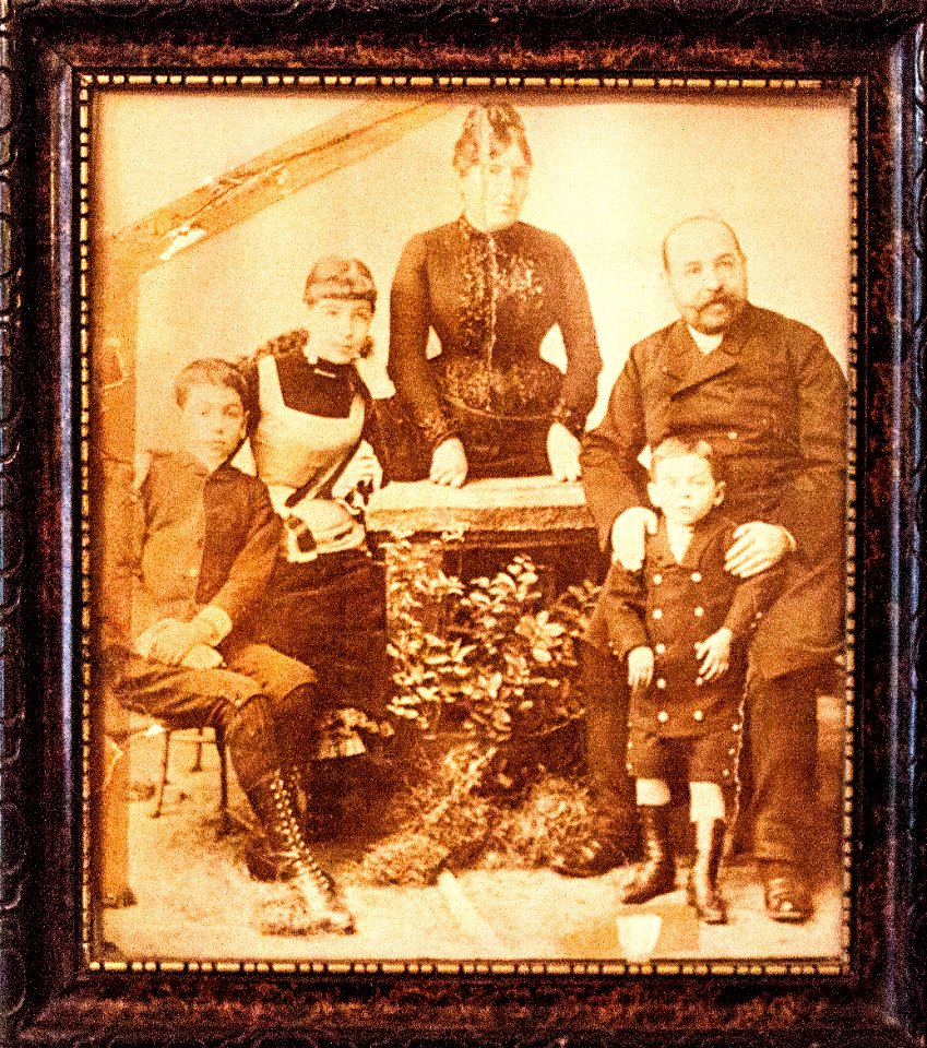 Imre Kálmán as a child, at right, with his family